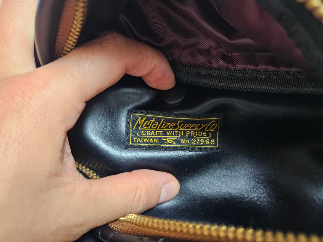 메탈라이즈 퀄팅 가죽 슬링백 블랙 할리 가방 상품이미지2