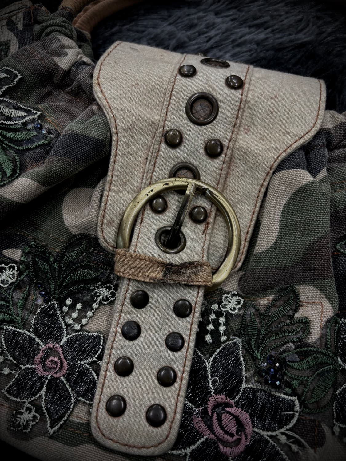 밀리터리 카모 & 꽃 자수 덤플링 숄더백 상품이미지5