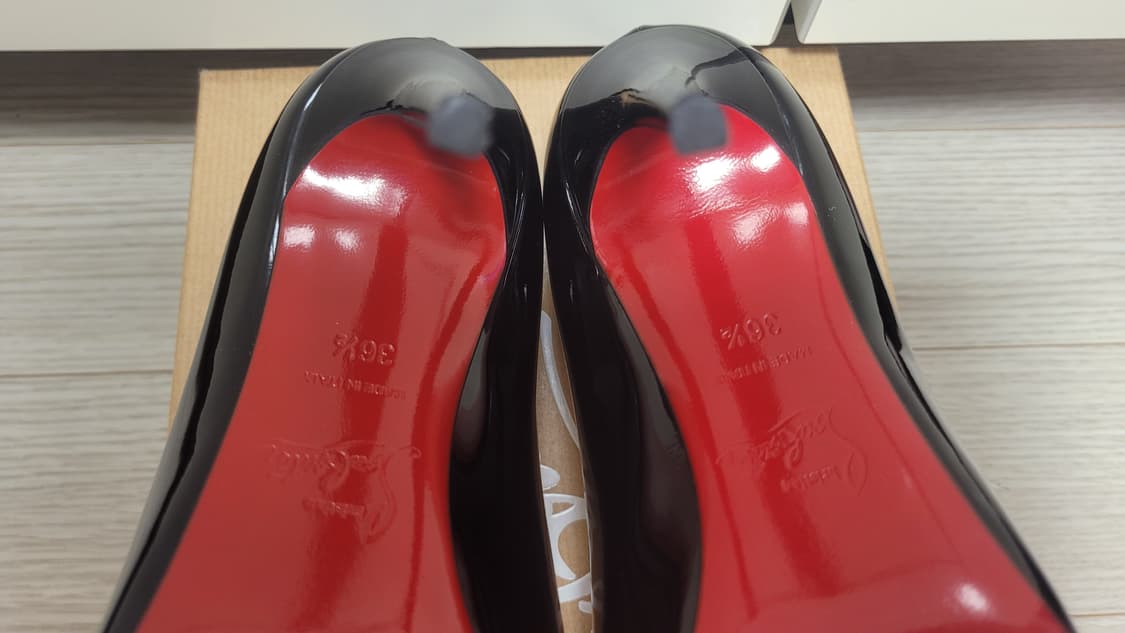 크리스찬 루부탱 케이트100 페이턴트 블랙 36.5 판매합니다. 상품이미지7