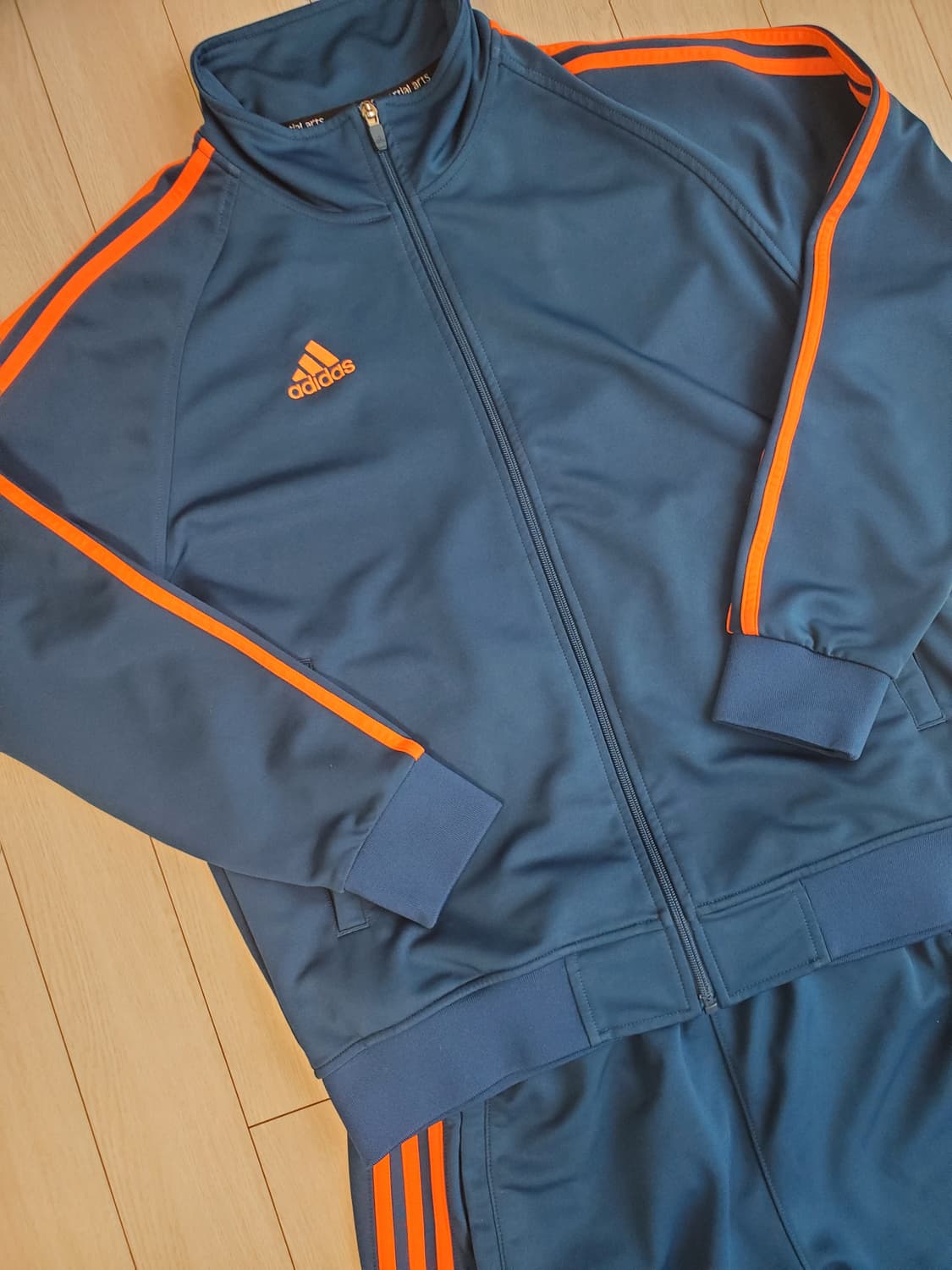 아디다스 마샬아츠 트레이닝복 세트 사이즈105(xl)

사진상 바지 로고 상품이미지1