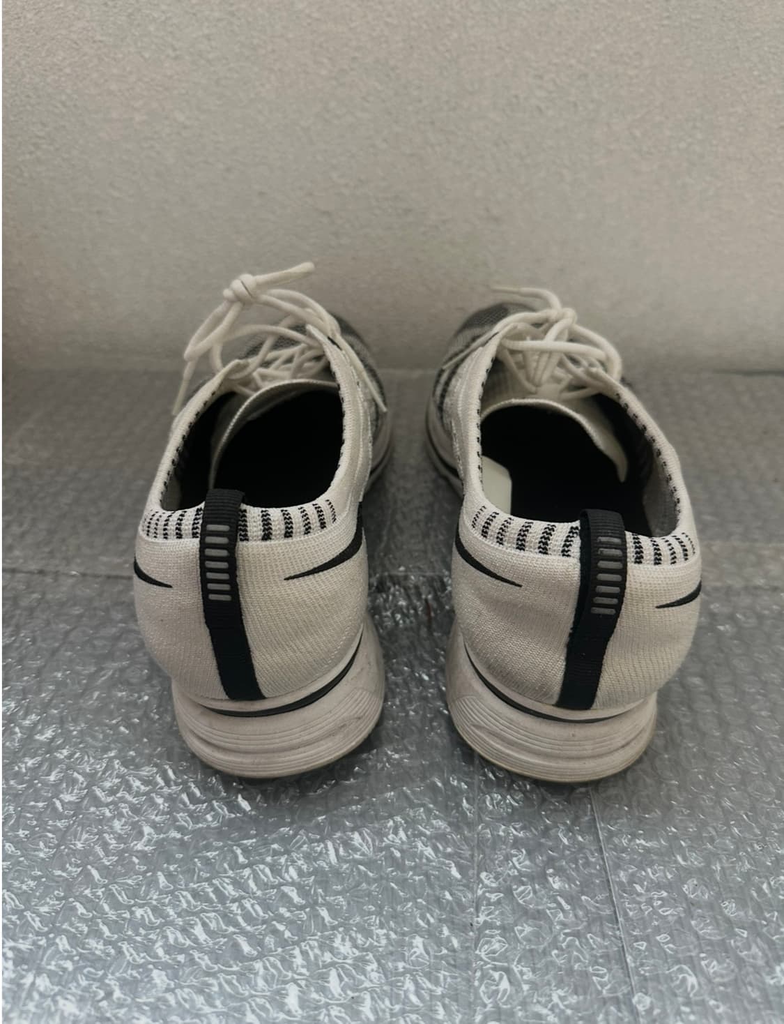 나이키 플라이니트 트레이너 275 흰/검 상품이미지4