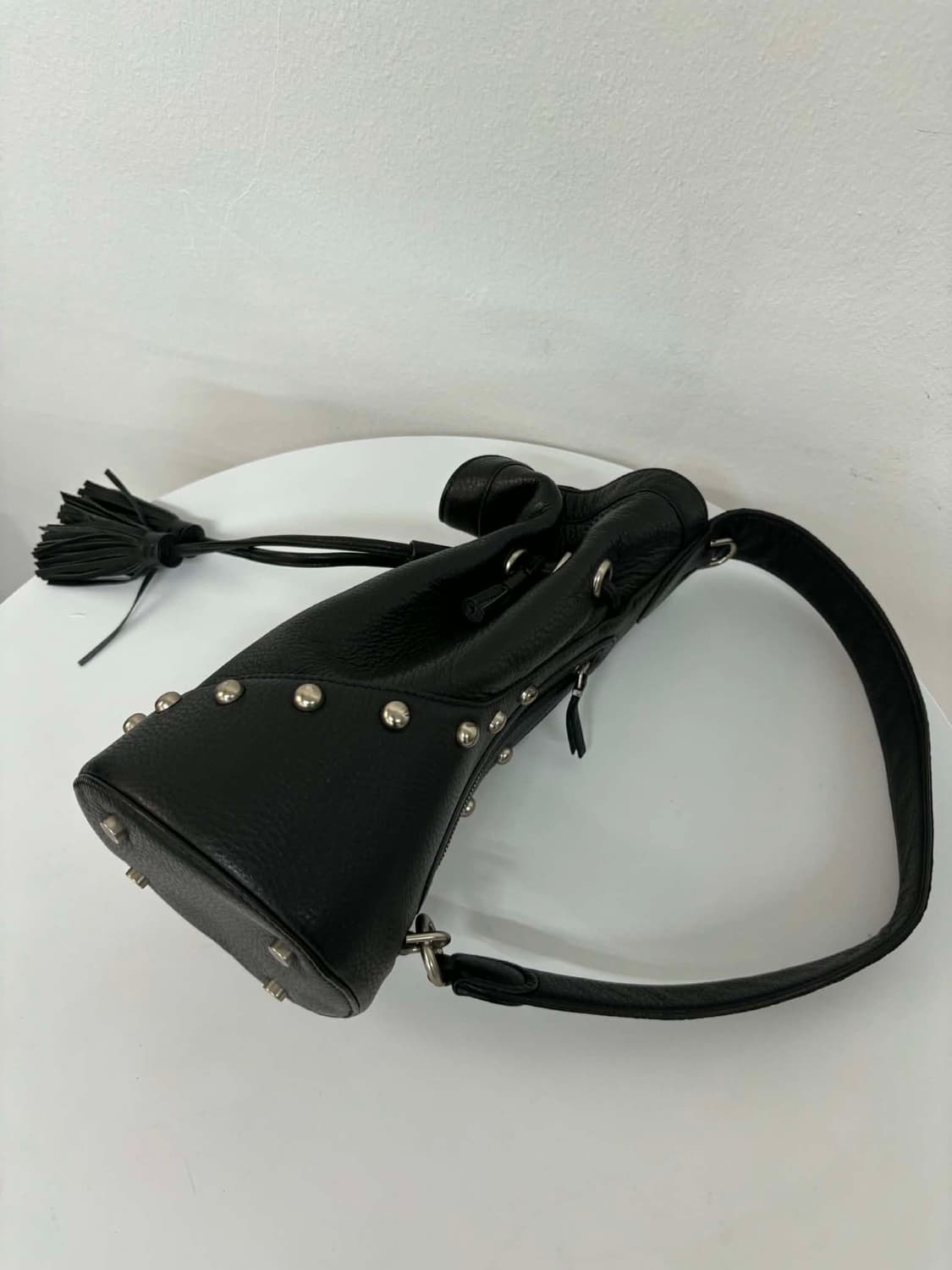 Mine 한섬 마인 소가죽 스터드 버킷 슬링백 숄더백 상품이미지2