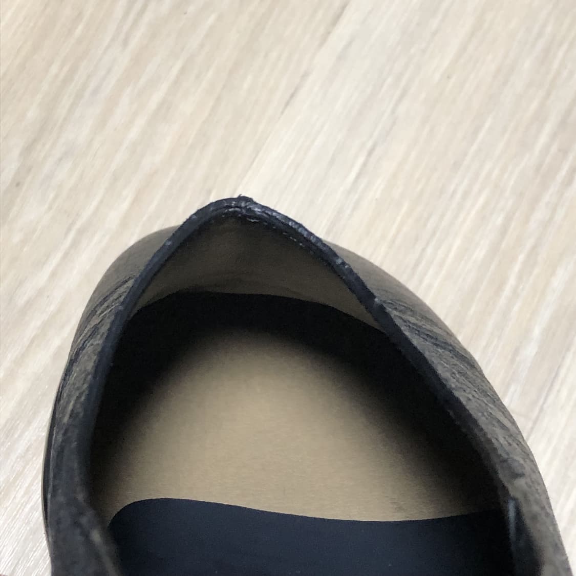 (250) 인사일런스 INSILENCE 크랙 레더 클로그 블랙  상품이미지4