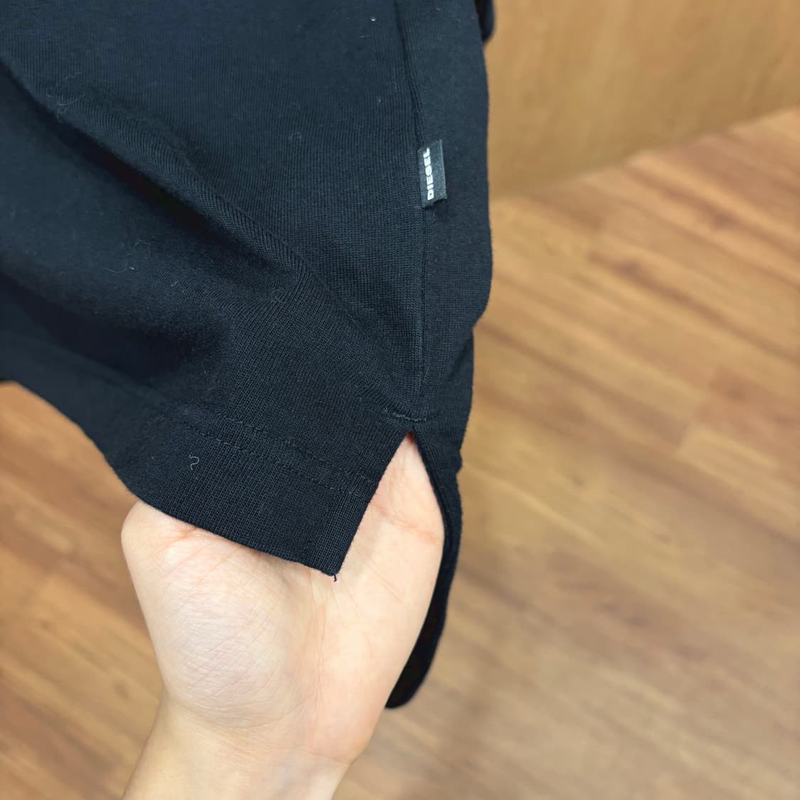 디젤 코튼 롱슬리브 드레스 티셔츠 로고 자수 하단 프린트 디테일 블랙 상품이미지8