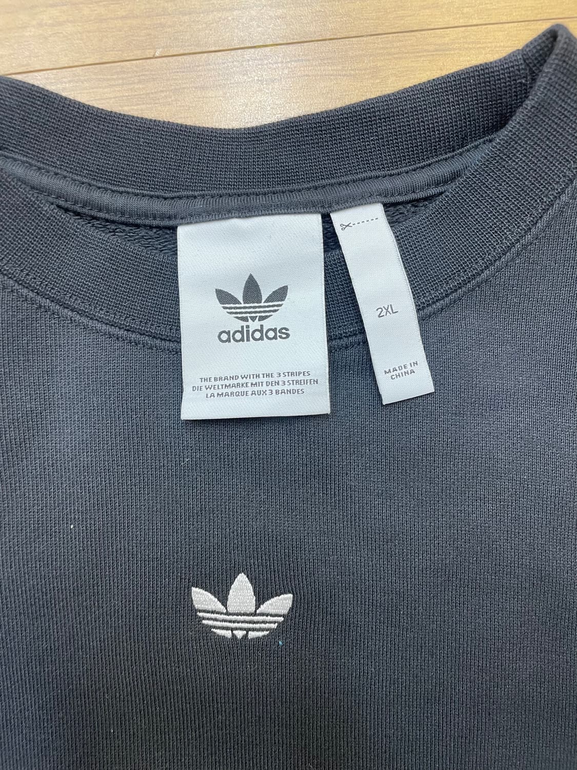 아디다스 검정색 맨투맨 2XL사이즈입니다. 무난한 디자인이라 어느 옷에도 상품이미지3
