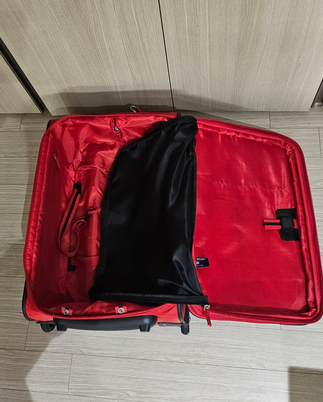 공항에서 눈에 띄는 레드랄프로렌 POLO SPORT 캐리어 55cm(37 상품이미지9