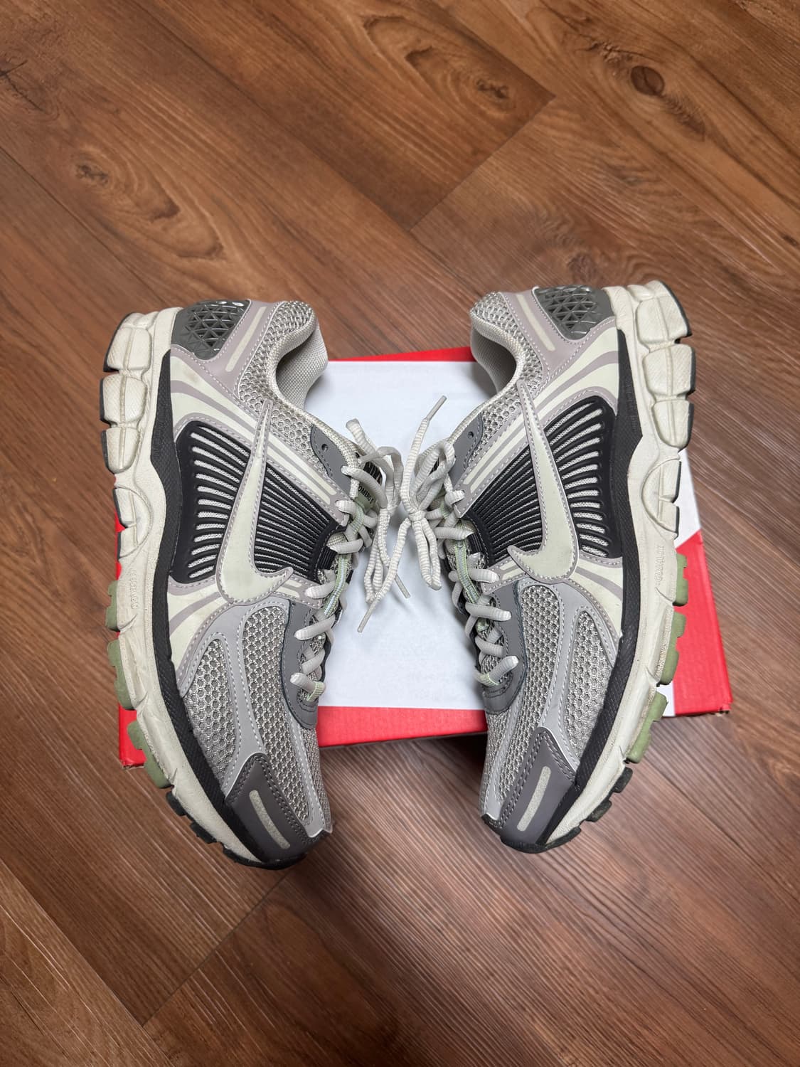 w(우먼스) 나이키 줌 보메로5 코블스톤 / 285사이즈 / 박스O 상품이미지4