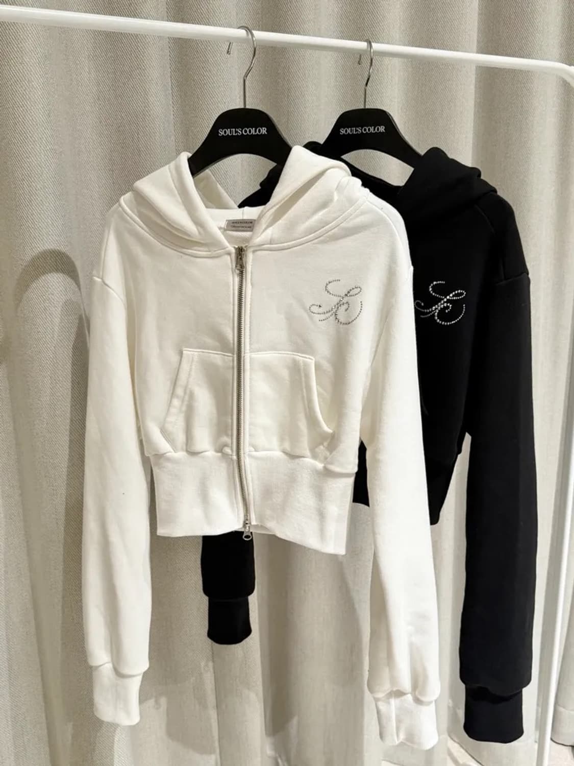 SOULSCOLOR 쥬얼 레터링 크롭 후드집업 상품이미지5