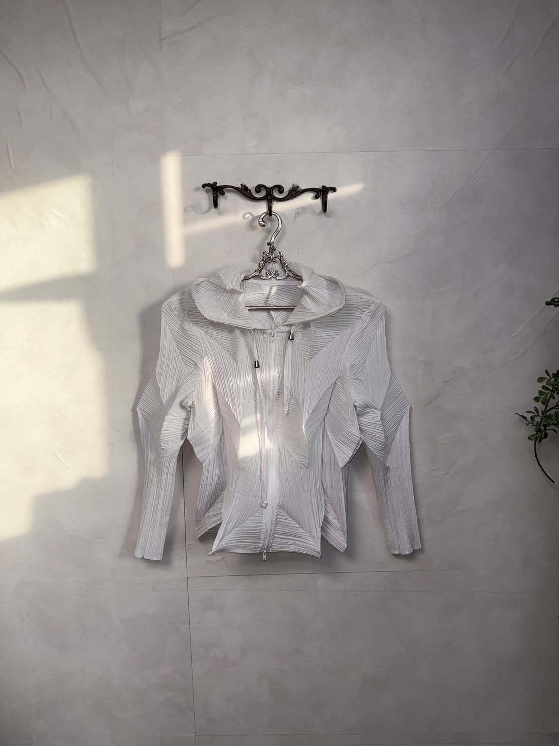 White geometric pleats two way 후드집업 상품이미지2