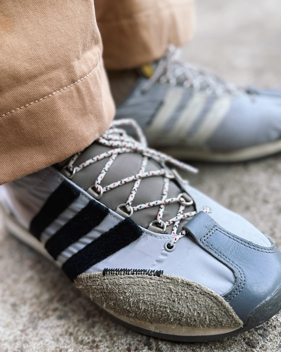 아디다스 x 송포더뮤트 컨트리 OG 그레이 투 코어 블랙 US9.5 상품이미지9