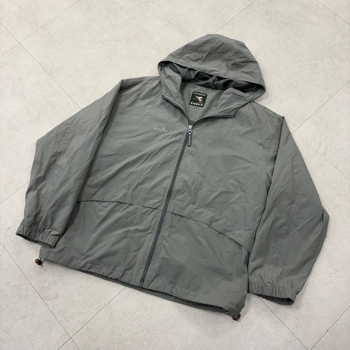 디아도라 올드스쿨 스몰로고 바람막이 상품이미지1