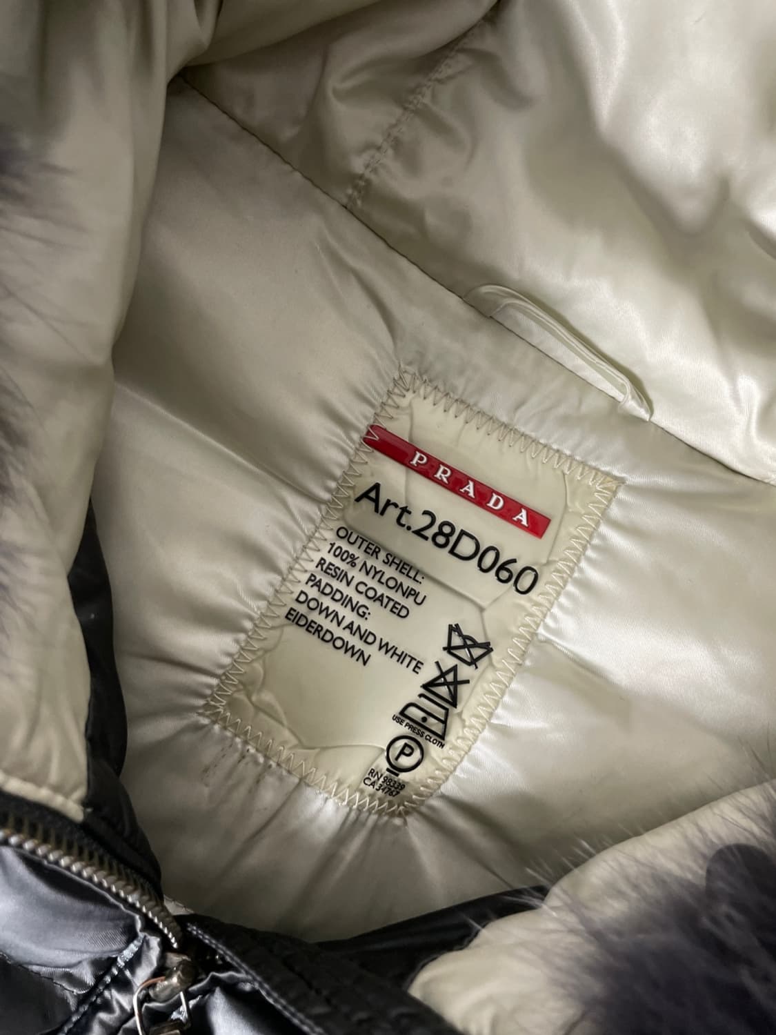 프라다 삼각 로고 폭스 퍼 패딩 상품이미지7