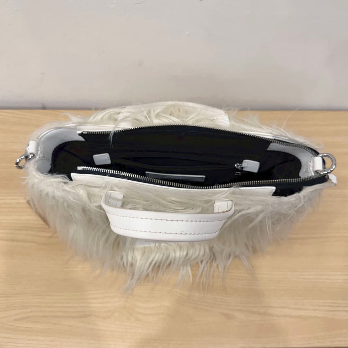 디젤 미니 토트 숄더백 퍼 텍스처 더블핸들 지퍼 디테일 아이보리 상품이미지4