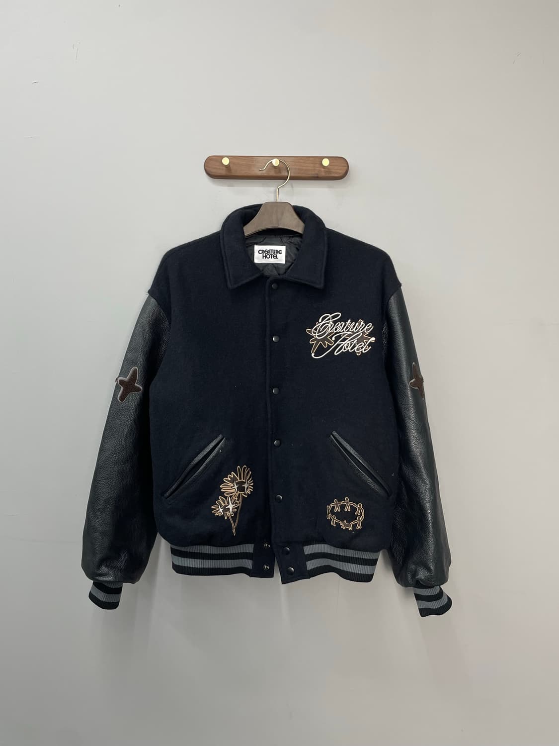 크리처 호텔 블랙 바시티 자켓 H1002 상품이미지3