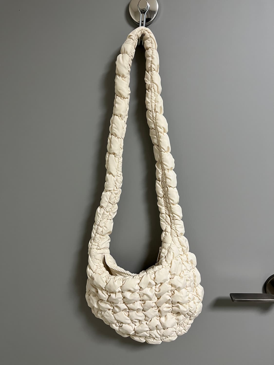 코스 아이보리 퀼팅 숄더백 상품이미지1