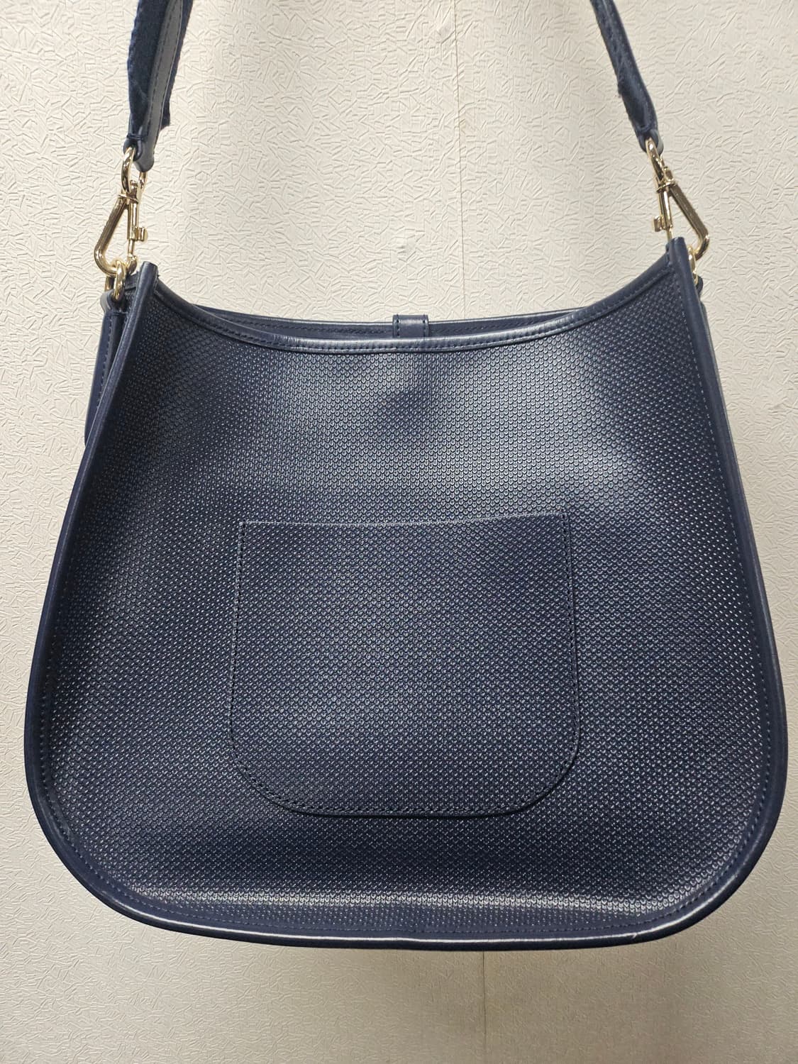 라코스테 가죽 시그니쳐 스틸 로고 크로스백 상품이미지2