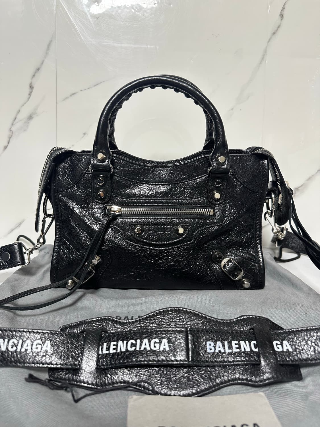 [SA급 정품] 발렌시아가 로고스트랩 시티 모터백 미니  상품이미지1