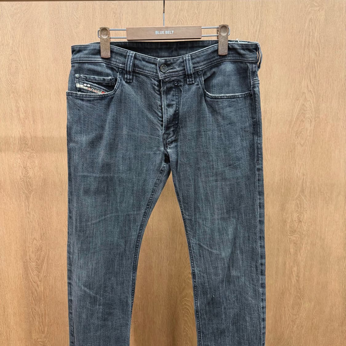 디젤 워싱 데님 팬츠 로고 자수 버튼 클로징 포켓 디테일 슬림핏 그레이 상품이미지4