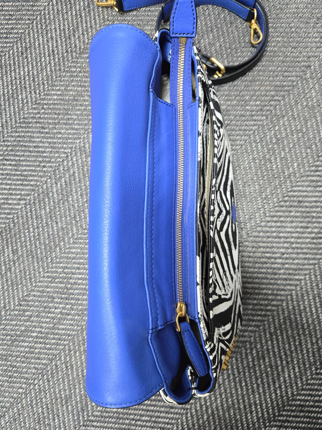 엠씨엠 MCM 펑키 지브라 스터드 케아나 보스턴백 상품이미지6