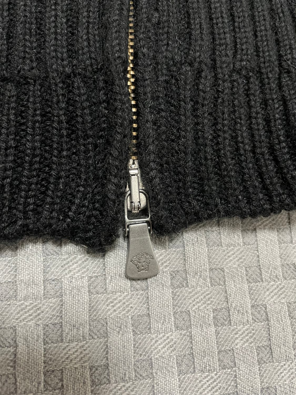 베르사체 다크 무드 니팅 웨어  상품이미지2