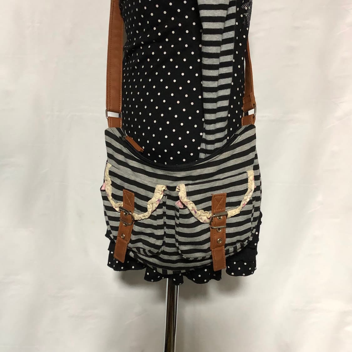 스트라이프 레더 크로스백  그레이 상품이미지9