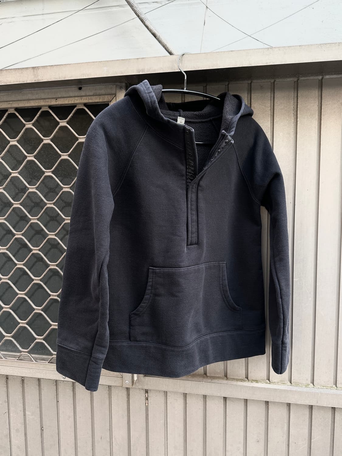 Vintage black buttoned detail hoodie 상품이미지4