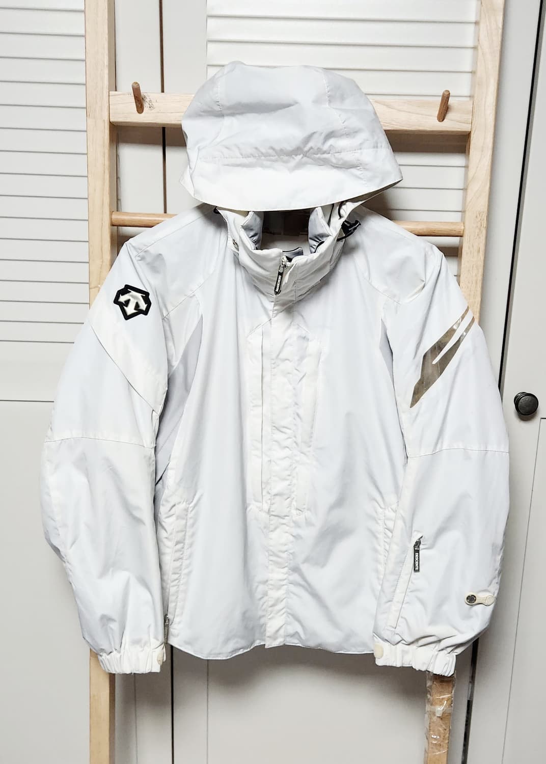 데상트 화이트 점퍼 바람막이 자켓 상품이미지1