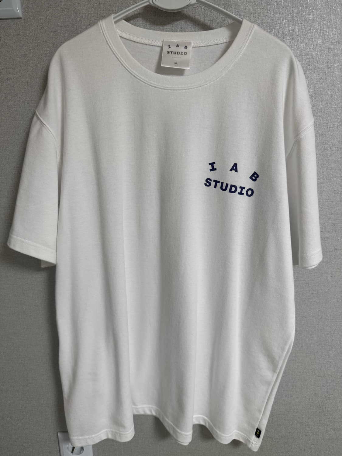 아이앱스튜디오 화이트 반팔 상품이미지1