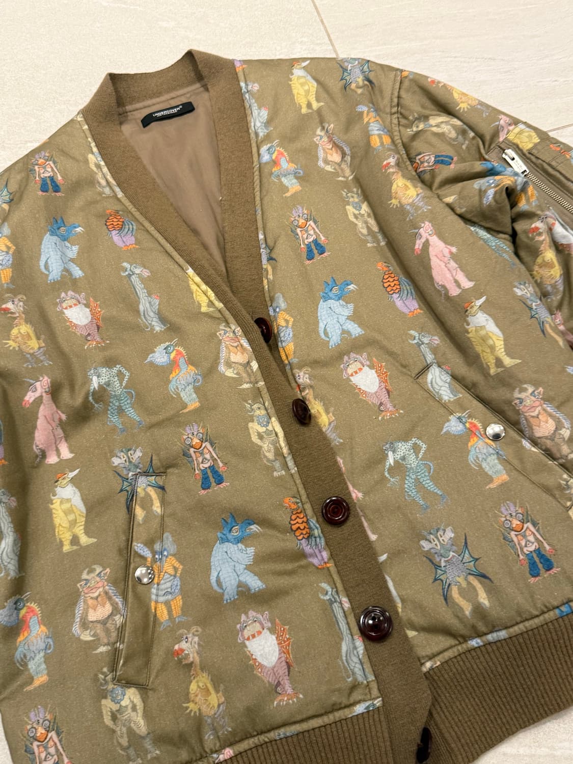 UNDERCOVER 캐릭터 패턴 봄버 자켓 상품이미지2