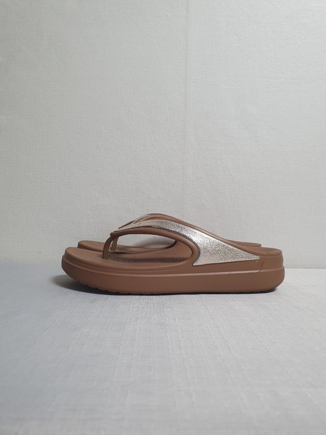 크록스 슬론 샤인 웨지 플립 브론즈 240mm 상품이미지2