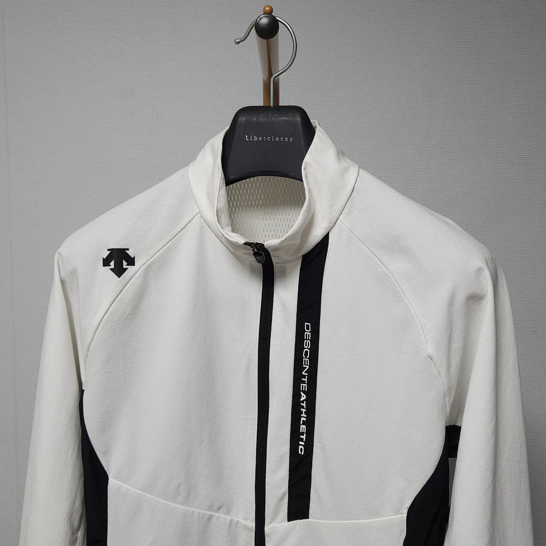 100 ) 데상트 애슬레틱 화이트 바람막이 자켓 상품이미지2