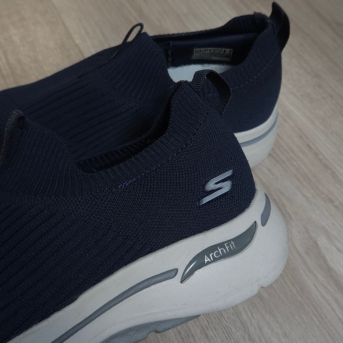255 ) 스케쳐스 아치핏 고워크 슬립온 네이비 상품이미지4