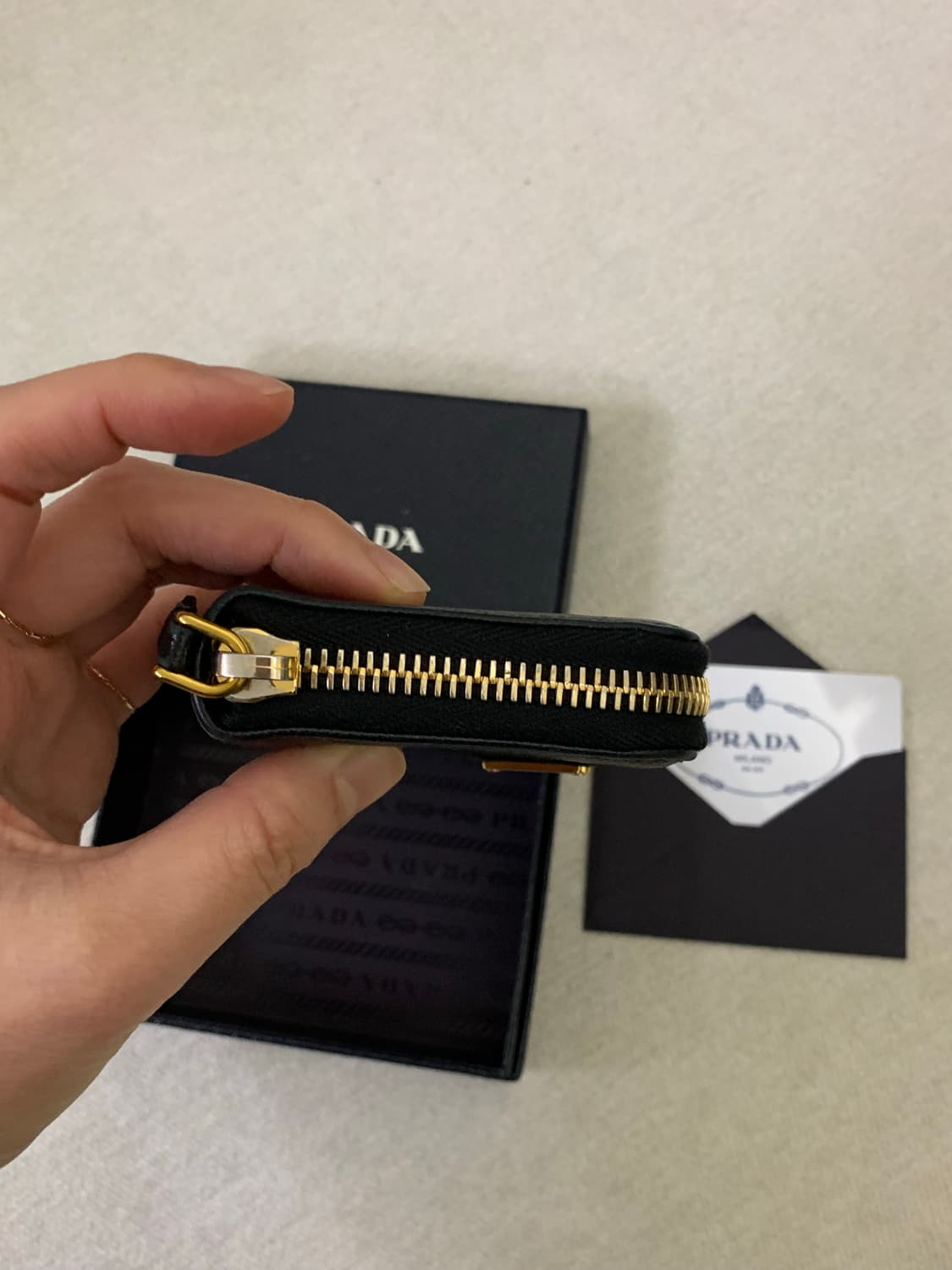 프라다 삼각로고 사피아노 지퍼돌이 지갑 상품이미지5