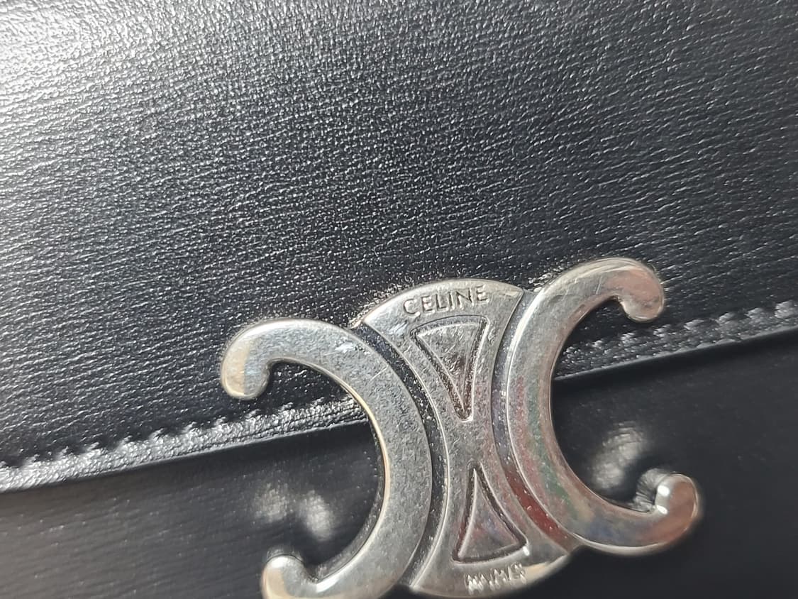 셀린느 트리옹프 플랩 샤이니 카프스킨 카드지갑 상품이미지3