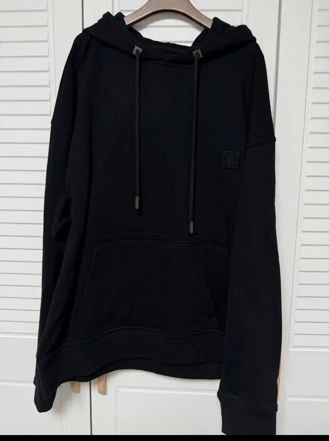 우영미 24FW 블랙 메탈릭 그래픽 후드 티셔츠 상품이미지1