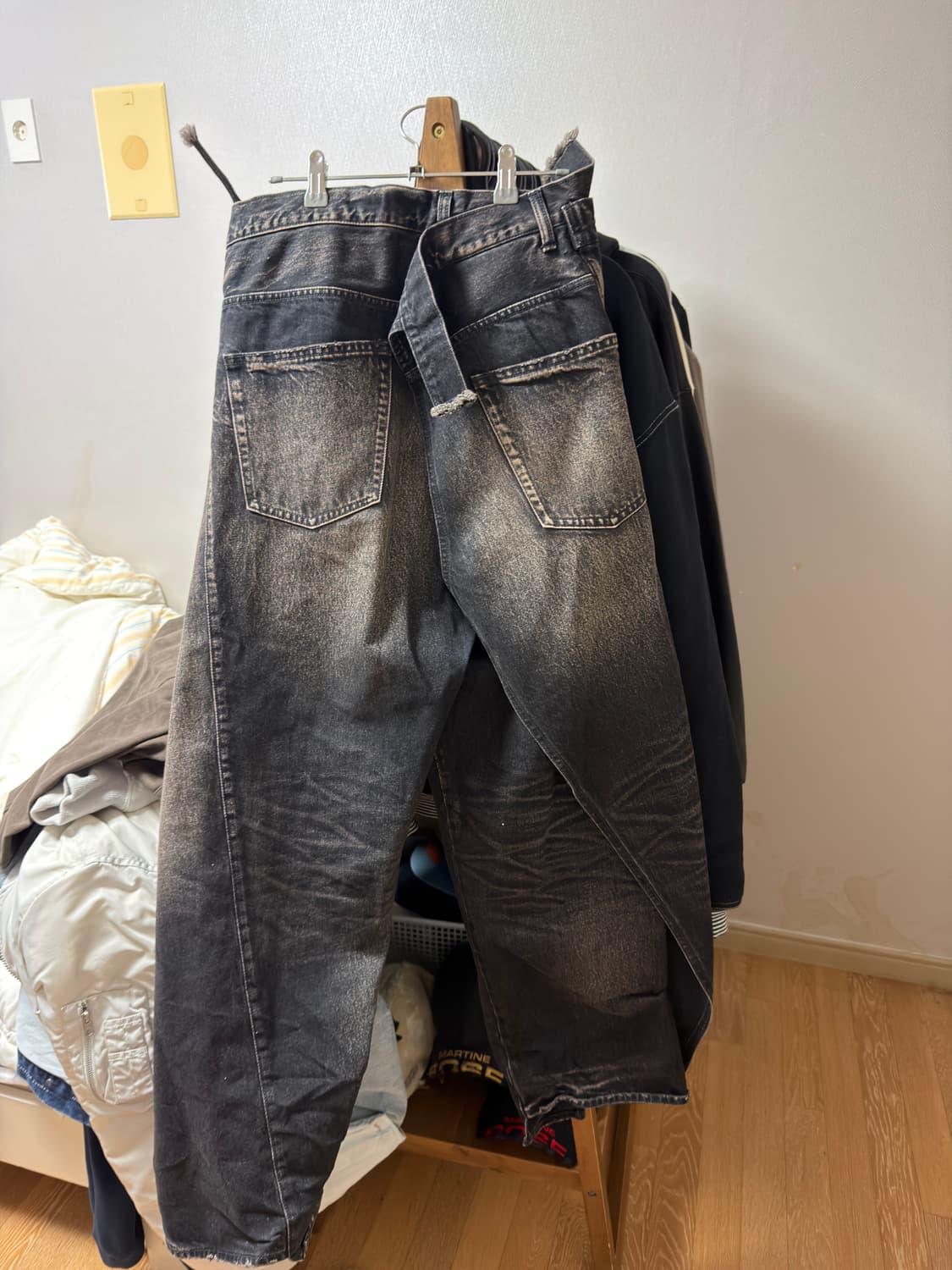 미하라 야스히로 22ss 오버사이즈 트위스트 데님 팬츠 블랙 46 상품이미지2