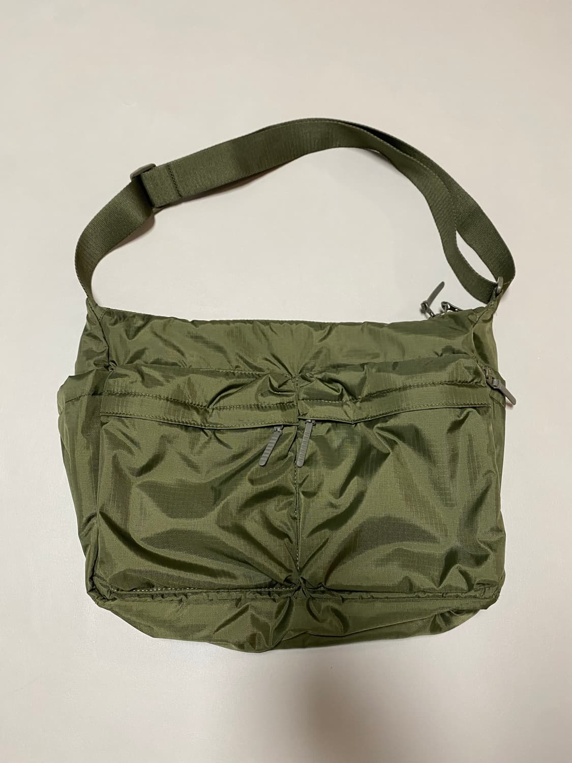 유니클로 멀티 포켓 숄더백 카키 상품이미지1