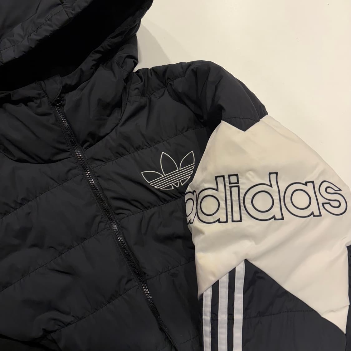 [L] 아디다스 다운 후드 패딩 블랙/화이트 삼선 B832 상품이미지3