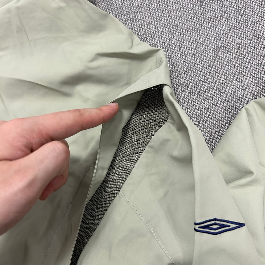 엄브로 올드스쿨 빅로고 브이넥 웜업(105) 상품이미지8