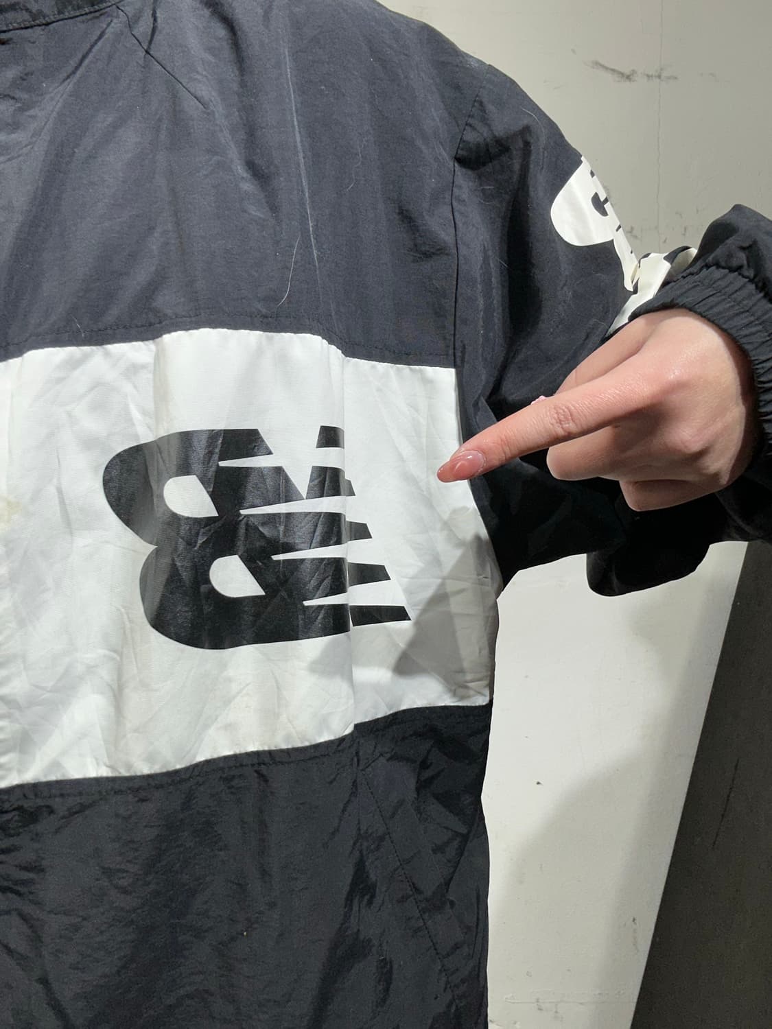 뉴발란스 블랙 화이트 로고 바람막이 자켓 L 상품이미지4