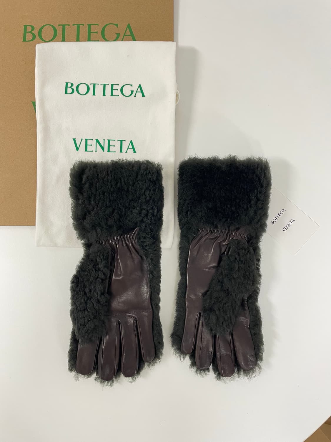 새상품 보테가 베테타 테디 시어링 레더 장갑 다크 그린 상품이미지2