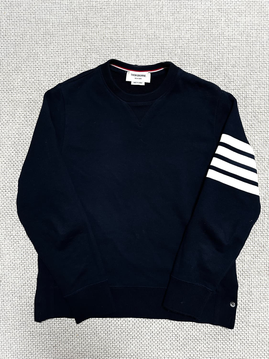 [3/당일배송] 톰브라운 사선완장 네이비 맨투맨 상품이미지1