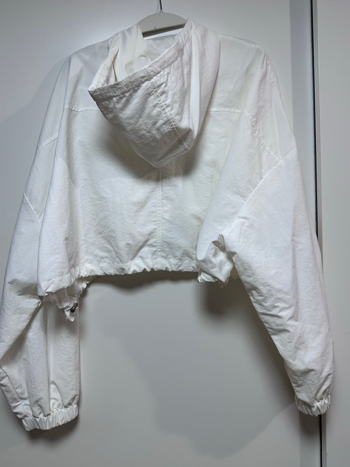 어썸에이치 화이트 크롭 후드 바람막이 자켓 상품이미지4