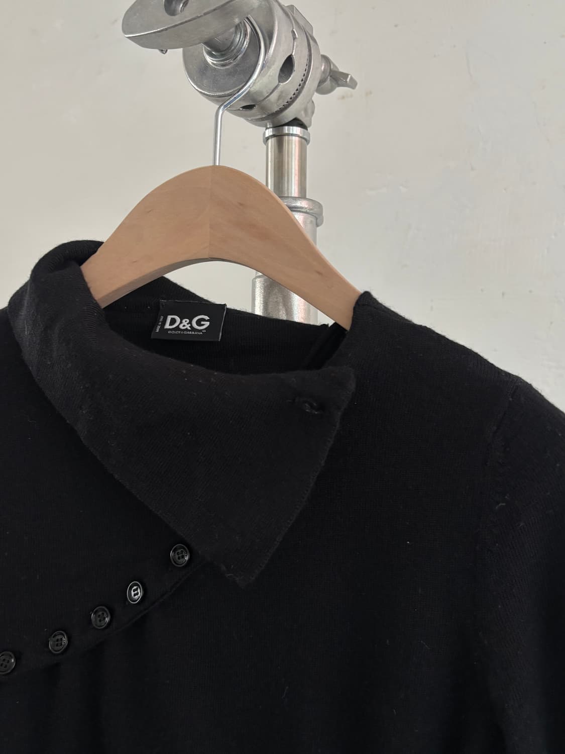 Dolce & Gabbana 돌체앤가바나 블랙 버튼 디테일 언밸런스 니트 상품이미지7