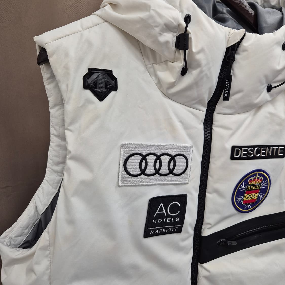 데상트 아우디 화이트 패딩 조끼 105 상품이미지3