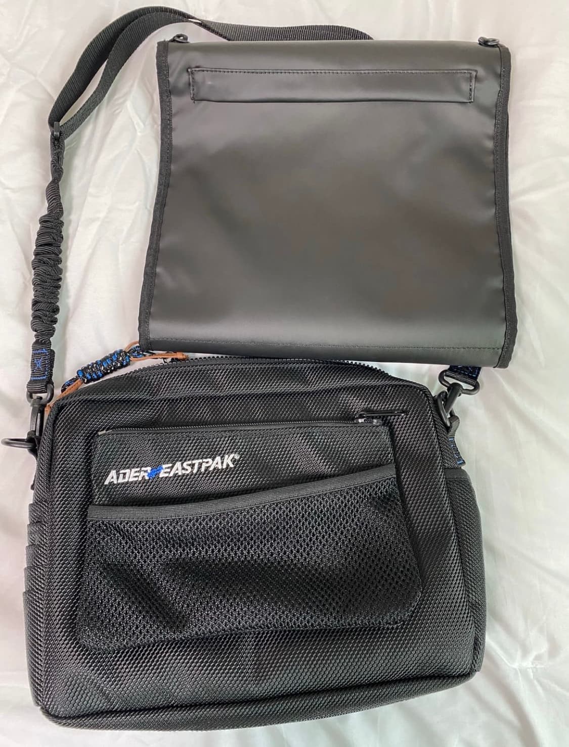아더에러 x 이스트팩 숄더백 블랙 상품이미지2