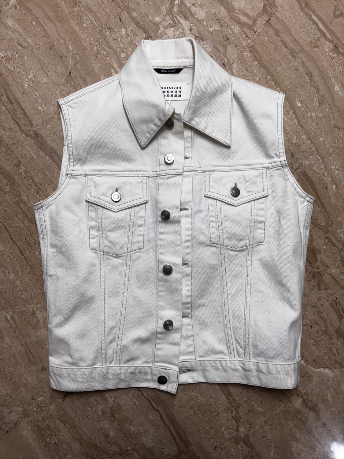 새상품) 21SS 메종 마르지엘라 포스티치 화이트 데님 베스트 상품이미지6