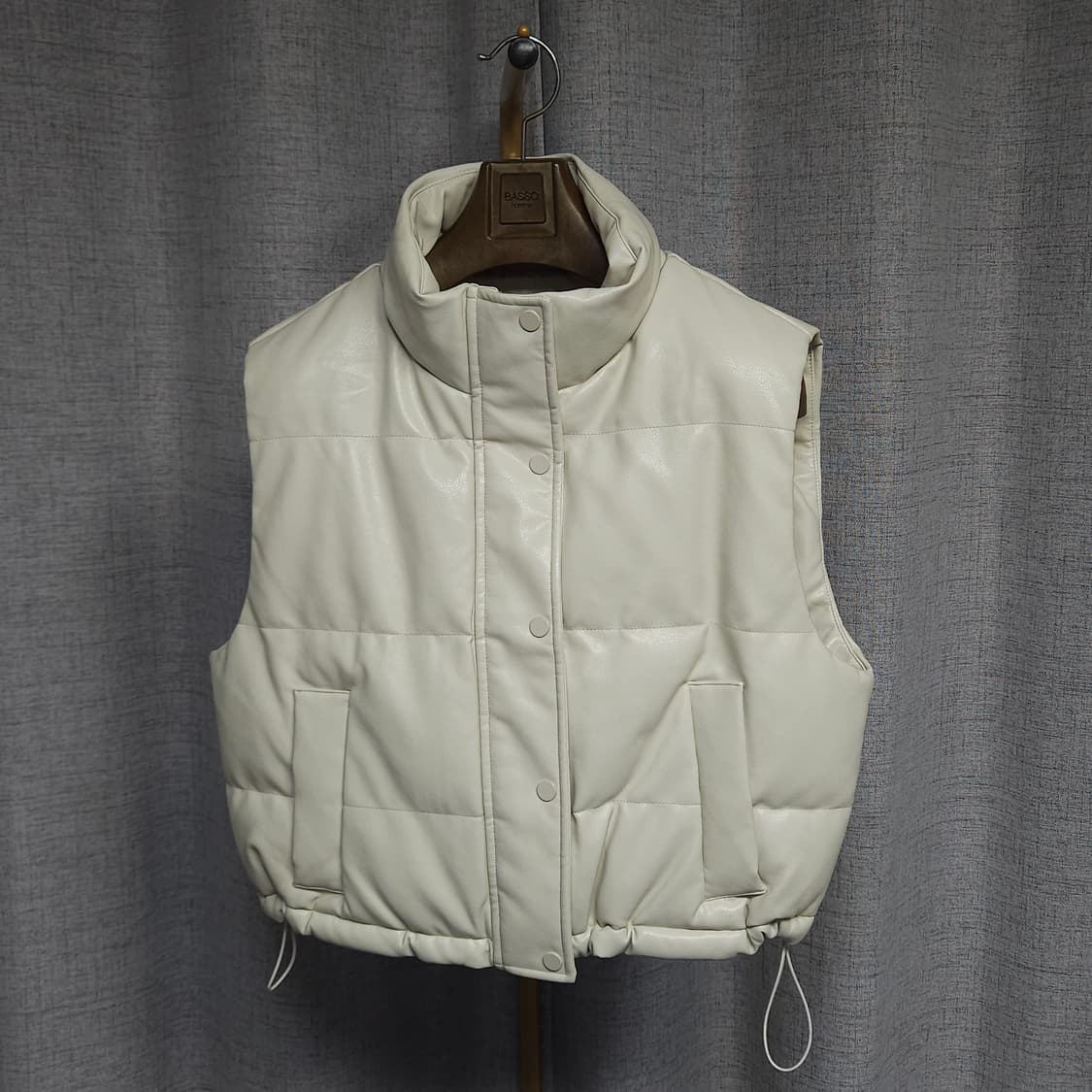 XS ) 에잇세컨즈 여성 오버핏 합성가죽 패딩 베스트 아이보리 상품이미지1