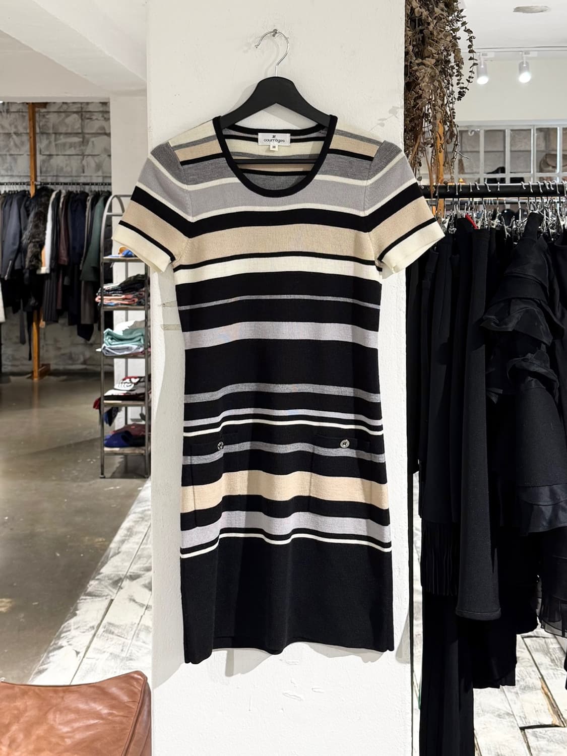 꾸레쥬 블랙 화이트 스트라이프 니트 하프 슬리브 미디 원피스 상품이미지1