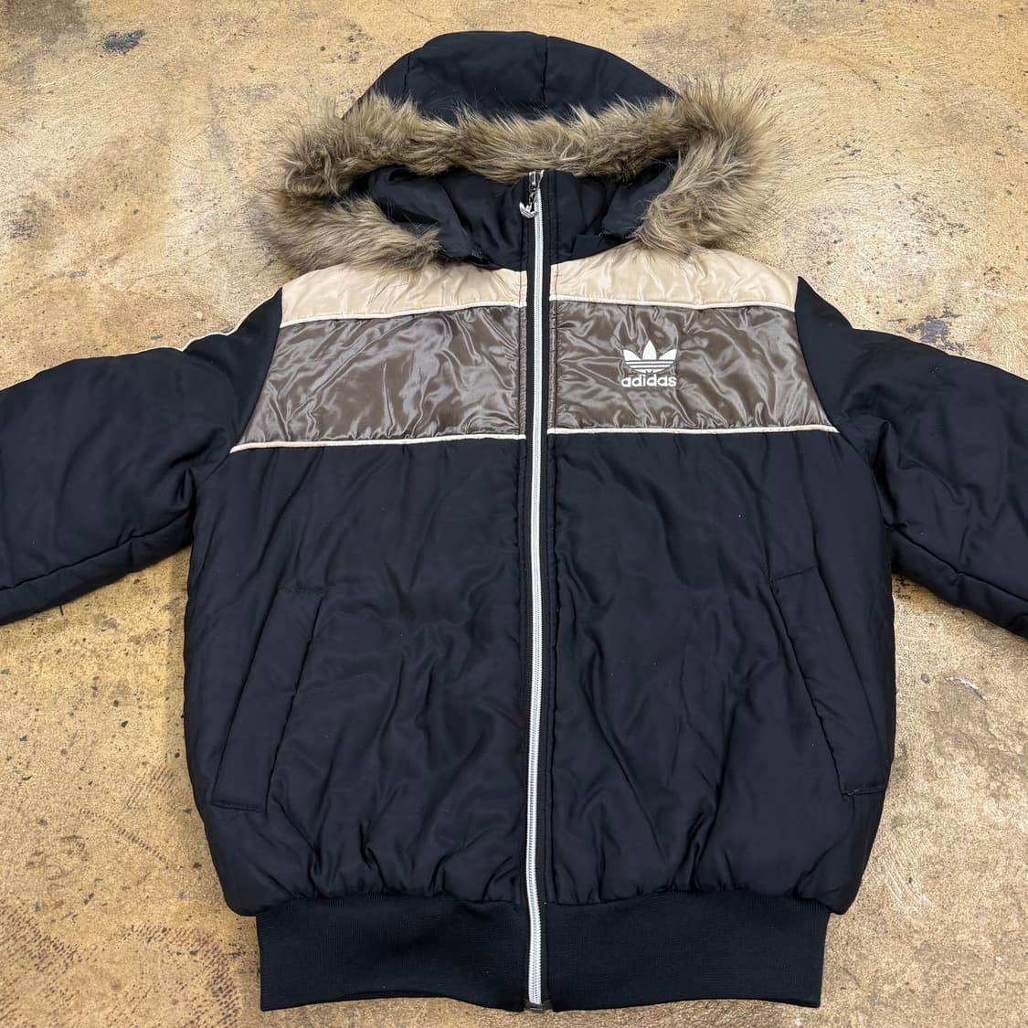 아디다스 블랙 브라운 털 숏패딩  상품이미지3